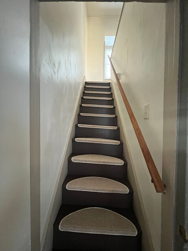 Building Photo - 1221 E Philadelphia St