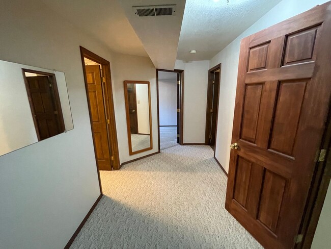 Building Photo - Spacious Condo in West Billings with a ten...