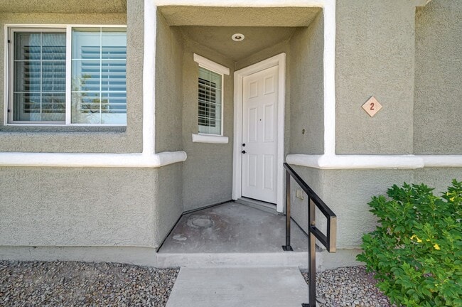 Building Photo - Stylish Townhome with Private Patio!