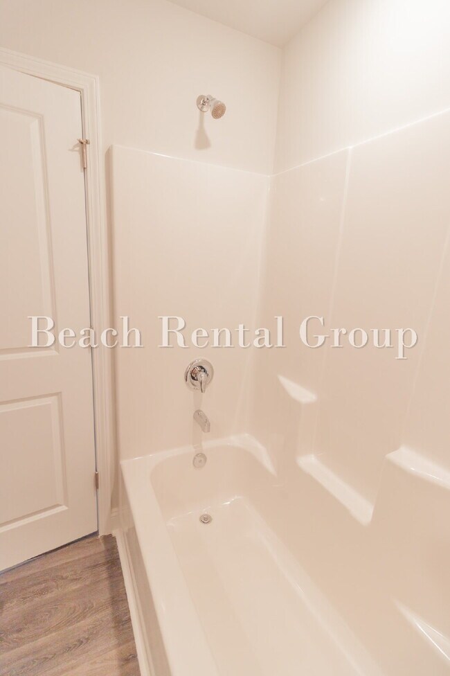 Building Photo - Spacious 3 Bedroom w/Loft, End Unit