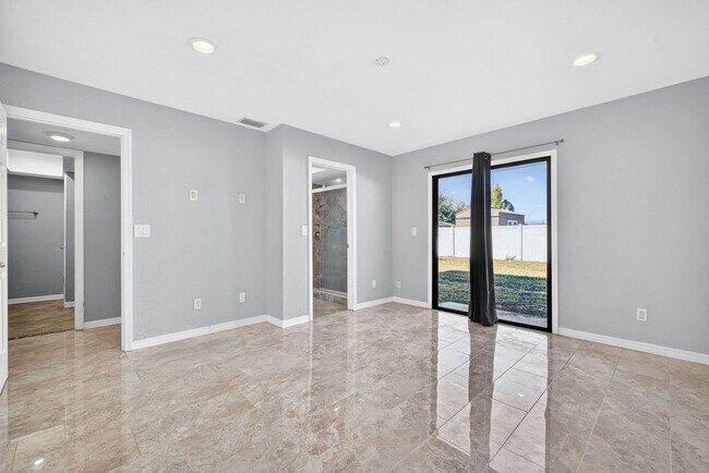 Building Photo - 2 Bedroom 2 Bath Condo with Community pool