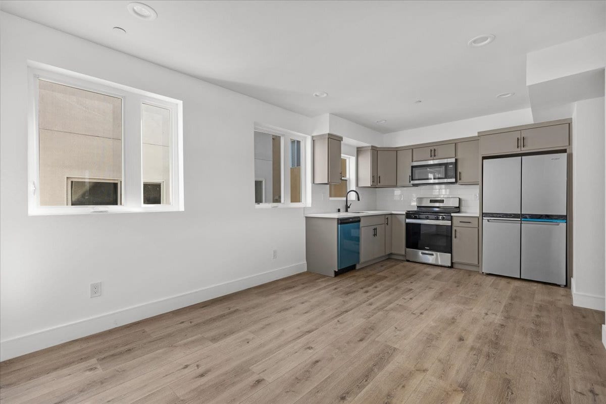 Building Photo - 860 N Hudson Ave