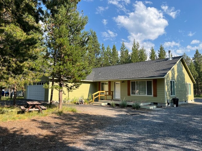 Building Photo - Custom Home Close to Big Deschutes