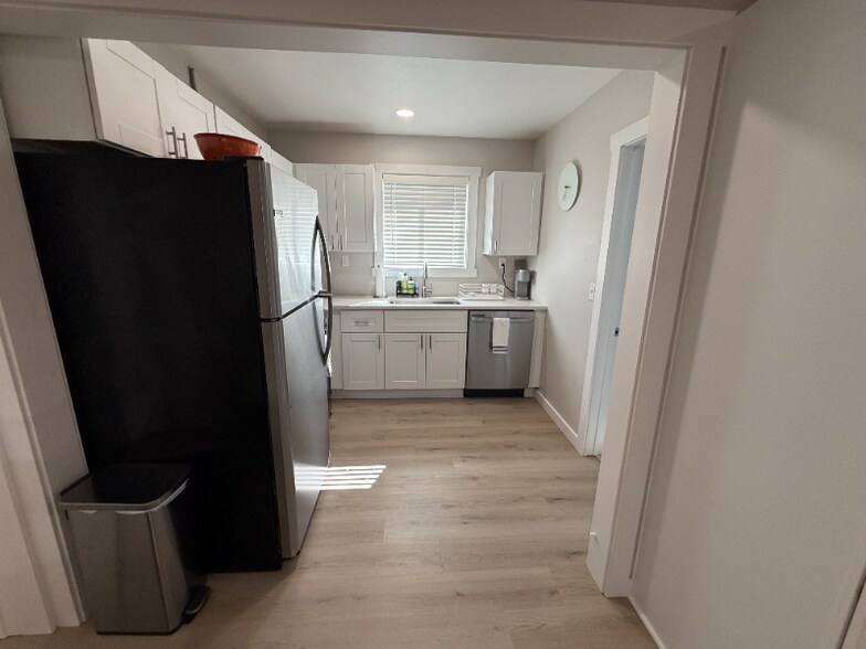 Building Photo - 3013 W Lakeside Dr