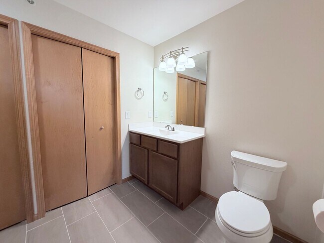 Building Photo - 2 Bed / 2 Bath Apartment in Madison, WI 53579