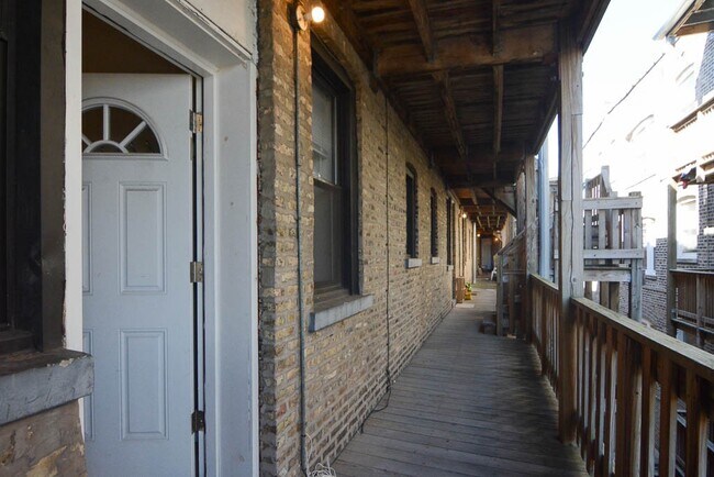 Building Photo - 4420 N Wolcott Ave