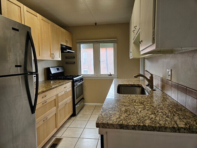 Building Photo - Highlands 1 Bedroom 1 Bath w/ Yard and Laundry!