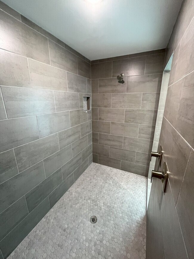 Building Photo - MUST SEE-CUSTOM BUILT-LARGE NEWER CONSTRUT...
