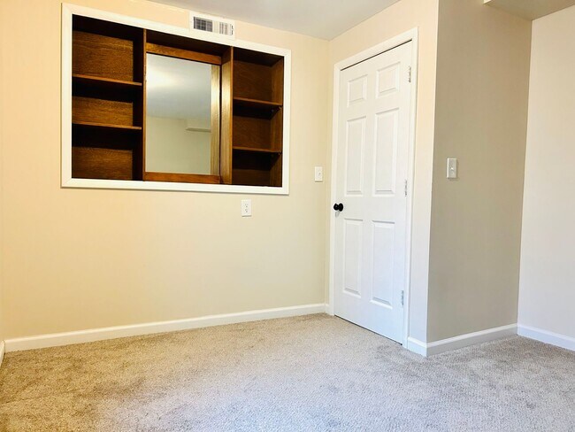 Building Photo - Beautiful Home, Close to Milford Lake