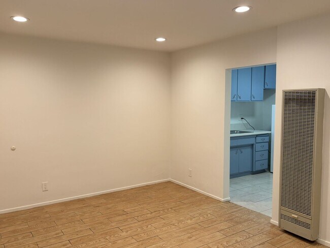 Building Photo - 220 W Spazier Ave
