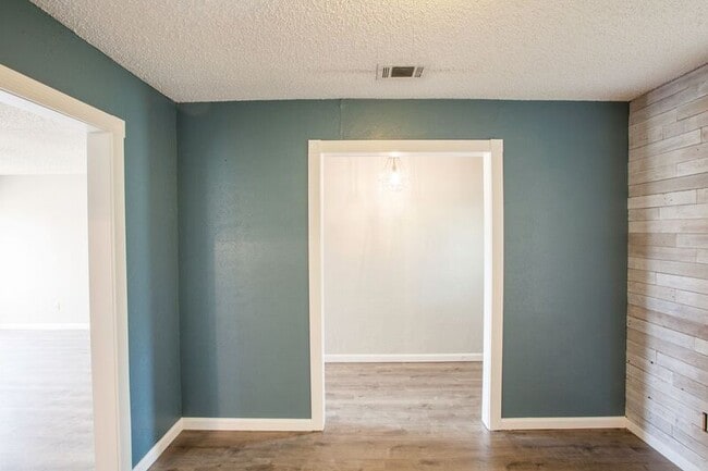 Building Photo - 1535 Rocky Point Dr