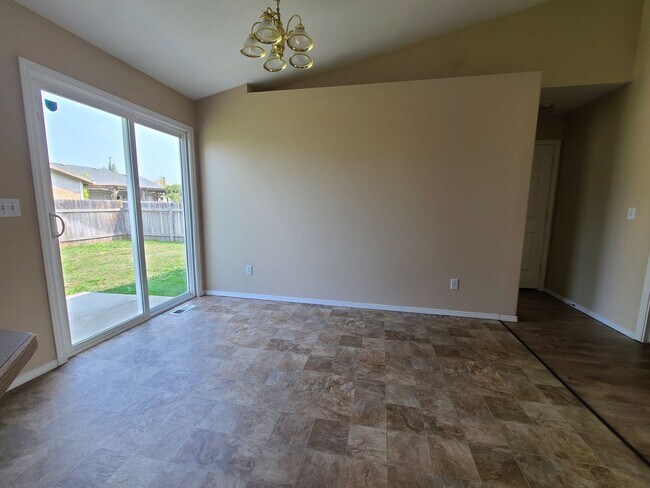 Building Photo - Nice Home near Vallivue High School