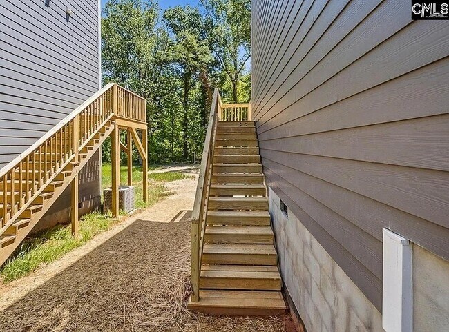 Building Photo - 255 Vanderbilt Rd