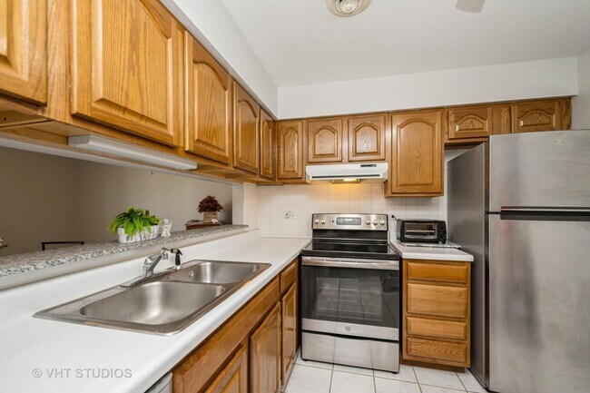 Building Photo - 260 E Court of Shorewood