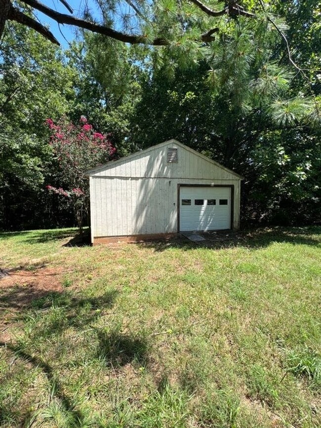 Building Photo - 4 Bedroom Home in Lynchburg
