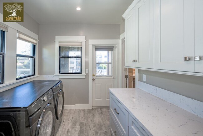 Building Photo - Luxury Ground-Level 2bed/2bath Unit | Fully Renovated | Walkable Pasadena Location