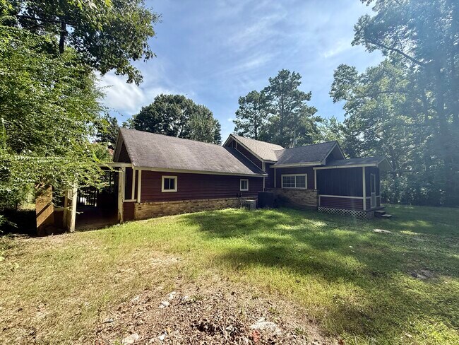 Building Photo - 143 Maple St