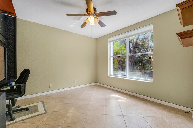 Building Photo - 3172 N Greenleaf Cir