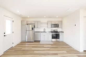 Building Photo - Pet-Friendly Studio Apartment in Desirable Old Trail