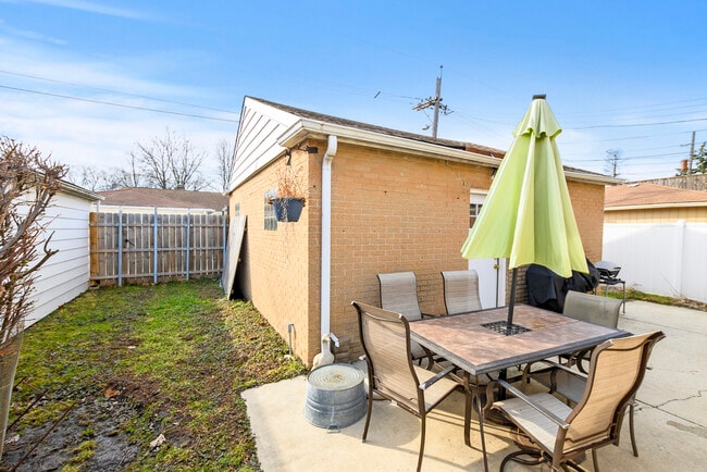 Building Photo - 5622 N Kenneth Ave