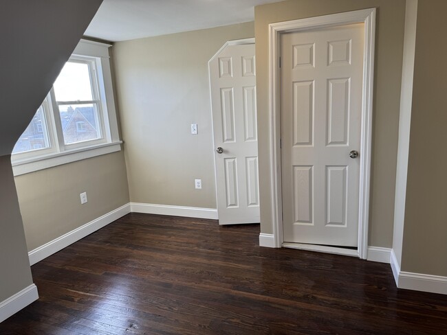 Bedroom suite - 604 N Augusta Ave