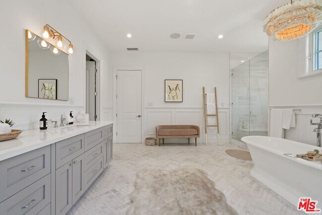 Building Photo - 12090 Chalon Rd