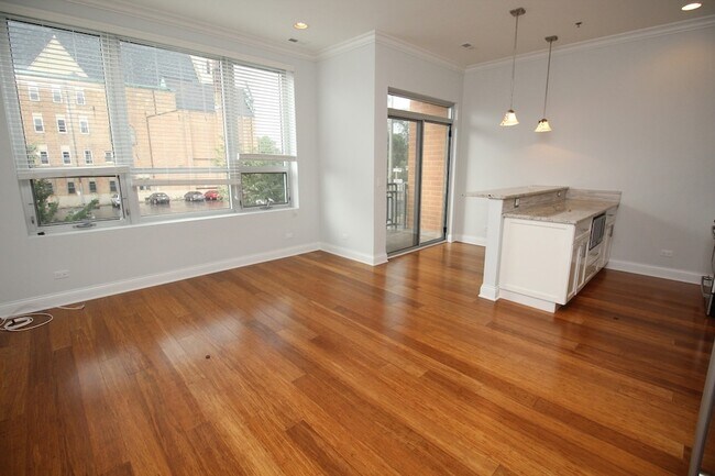 Building Photo - 1609 W Warren Blvd