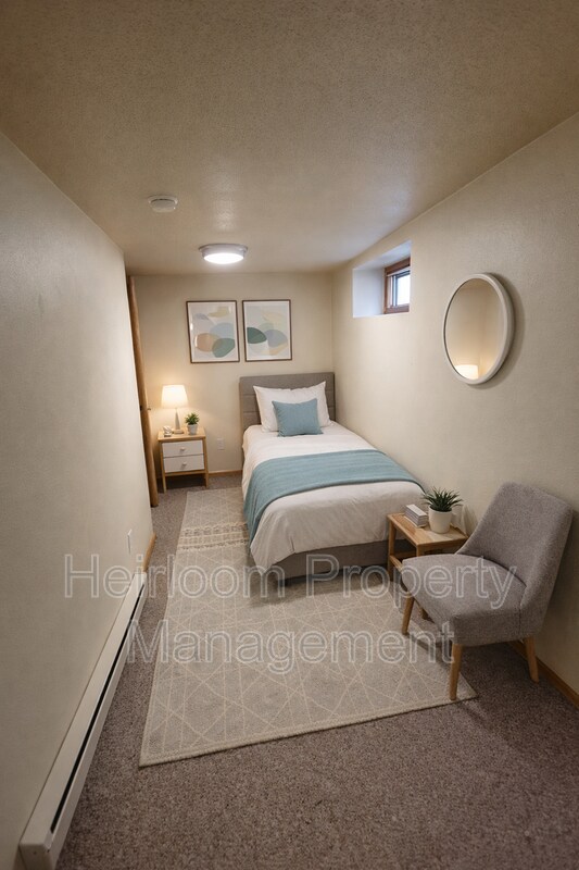 Building Photo - 1112 E 6th St