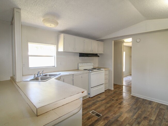 Building Photo - Beautifully Updated 3BR/2BA Trailer in Mus...