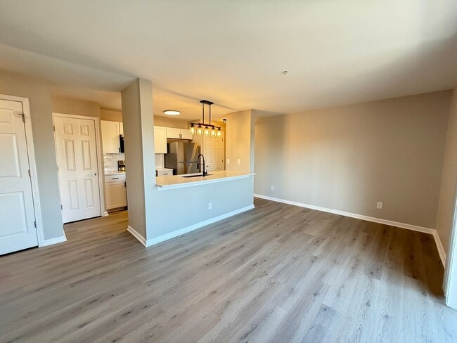 Building Photo - Move-In Ready University Area Condo with Modern Upgrades