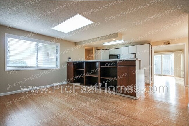 Building Photo - 14210 SW Rochester Dr