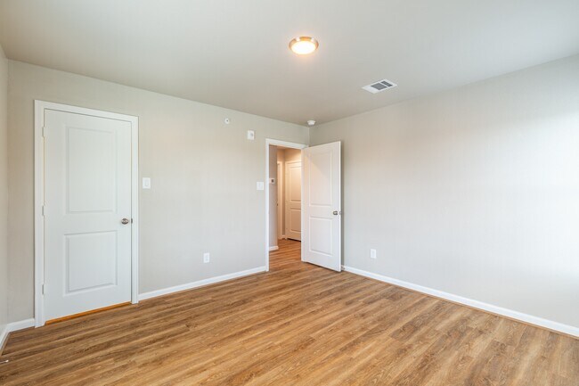 Building Photo - 219 Pk Pl Cir