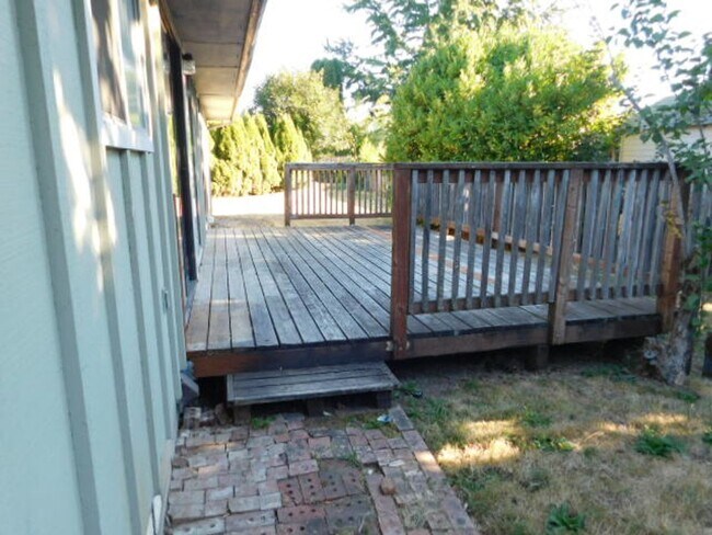 Building Photo - 3Bd/1.5Ba Single Story House - For Viewing!