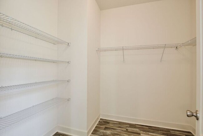 Building Photo - Gorgeous 4/3 Spacious Home with a 2 Car Garage Located on a Conservation Lot in Creekstone Neighb...