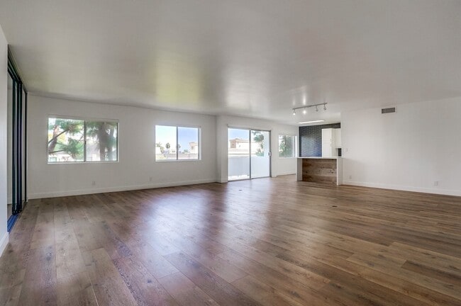 Building Photo - 435 N Oakhurst Dr