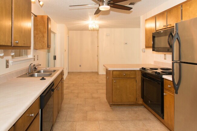 Building Photo - "Charming 3-Bedroom Retreat with 2 Full Baths in Mary Esther, FL!"