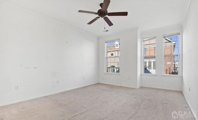 Building Photo - 24 Roosevelt Ave