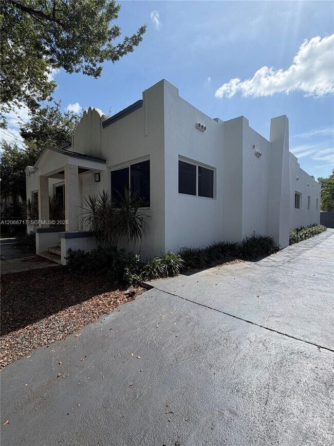 Building Photo - 328 SW 15th Ave