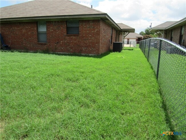 Building Photo - 3903 Hitchrock Dr