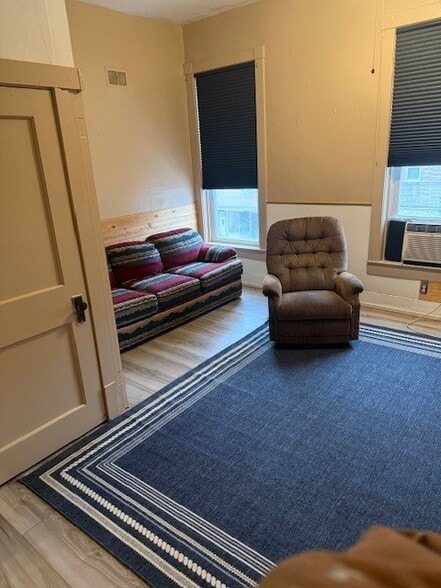 Building Photo - 118 E Main St