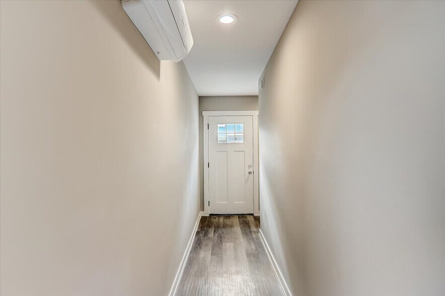 Main entry / hallway - 1 W Citra St