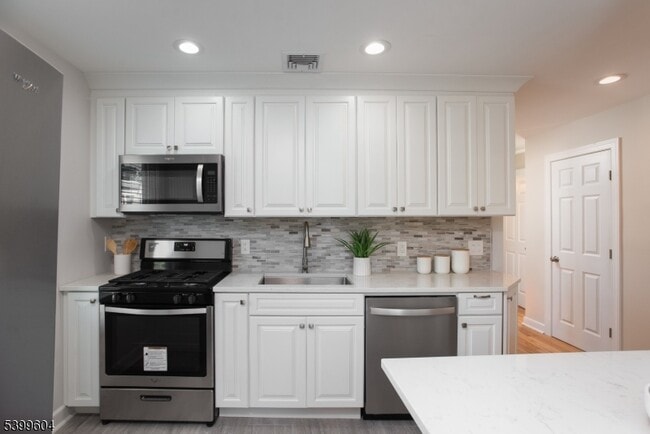 Building Photo - 122 N Fullerton Ave