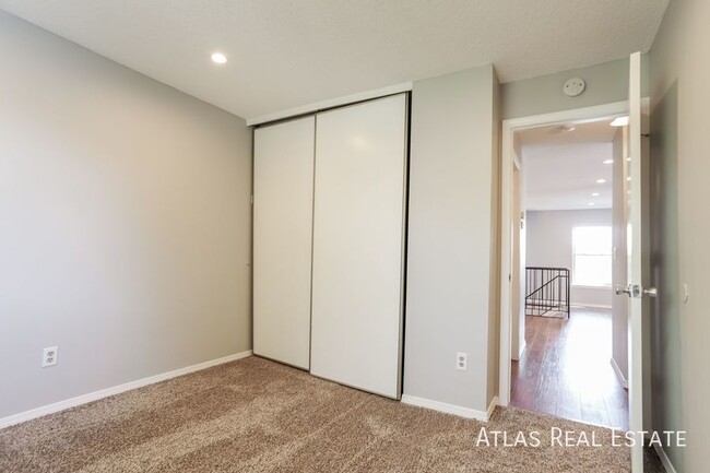 Building Photo - Stunning 3-Bedroom Home in Aurora – Your P...