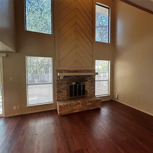 Building Photo - 3901 Knollwood Dr