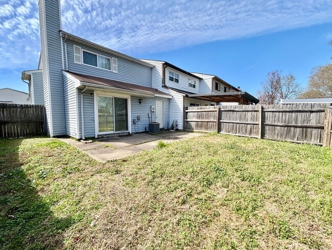 Building Photo - Cozy Updated End Unit Home In Virginia Beach