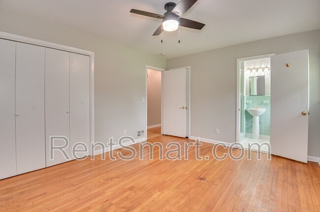 Building Photo - 202 Spring Dr