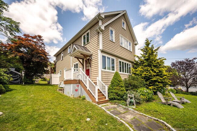 Building Photo - 32 Lakeshore Dr N