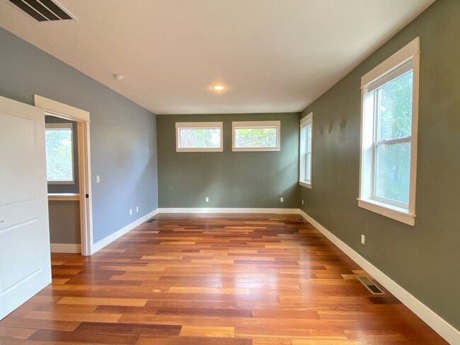 Building Photo - Spacious 3 BR w/ all wood floors and great midtown Bend location