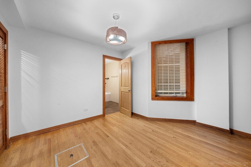 Building Photo - 1526 N La Salle Dr
