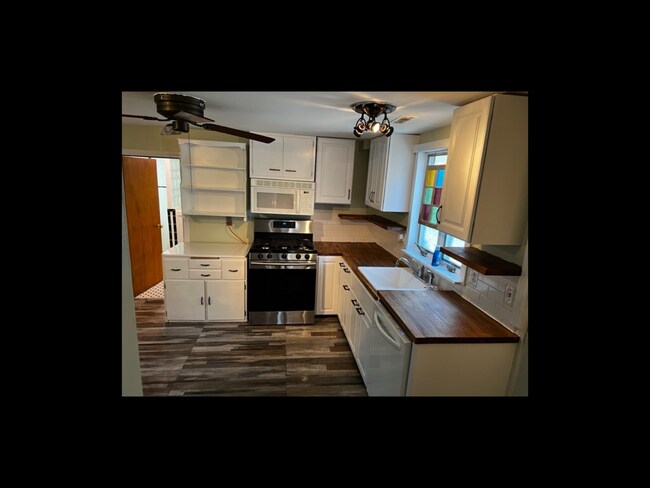 Building Photo - 407 Summer St